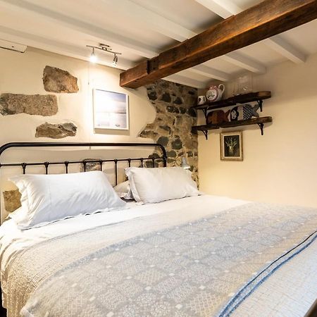Bwthyn Capten - A Charming Cottage For Up To 6 Нюпорт Екстериор снимка