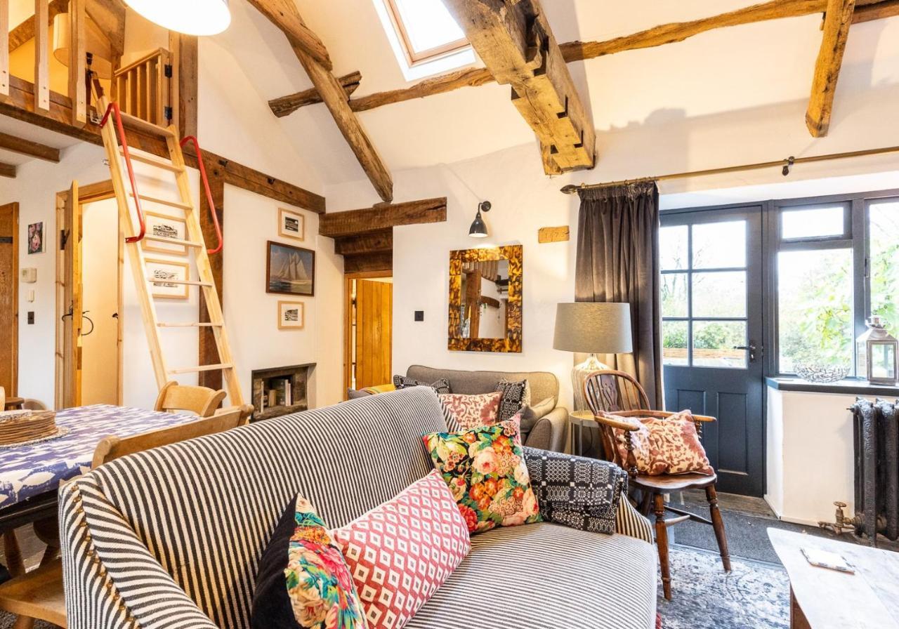 Bwthyn Capten - A Charming Cottage For Up To 6 Нюпорт Екстериор снимка