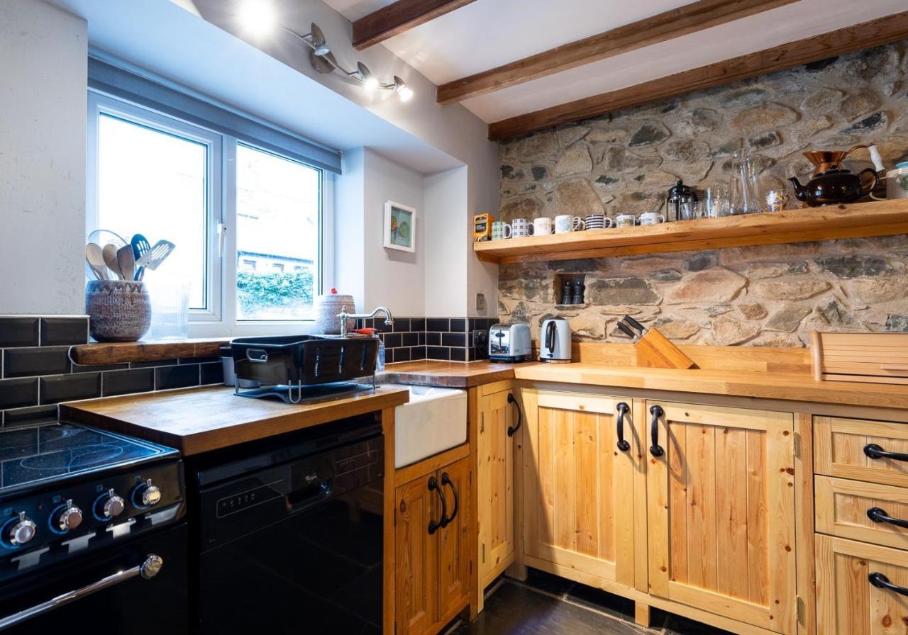 Bwthyn Capten - A Charming Cottage For Up To 6 Нюпорт Екстериор снимка