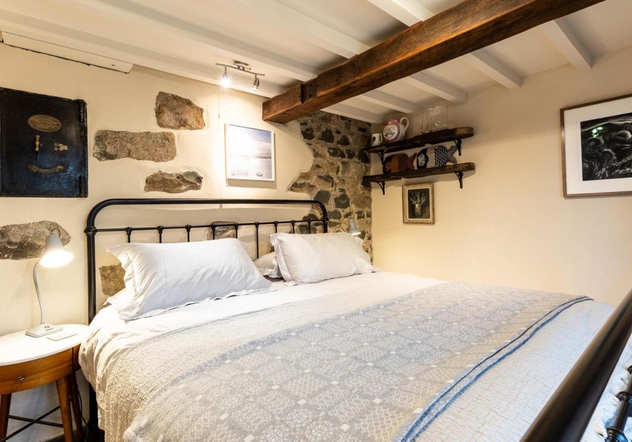 Bwthyn Capten - A Charming Cottage For Up To 6 Нюпорт Екстериор снимка