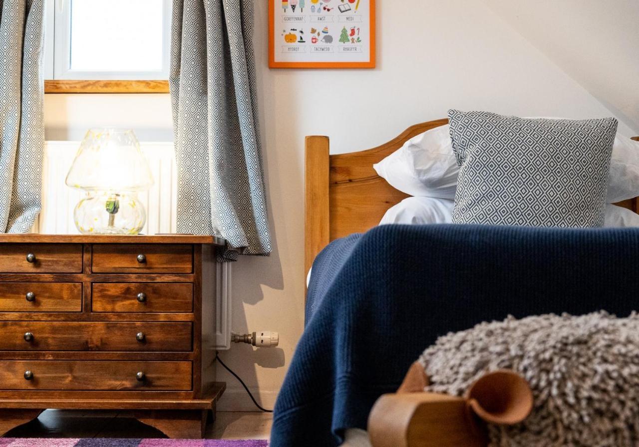 Bwthyn Capten - A Charming Cottage For Up To 6 Нюпорт Екстериор снимка