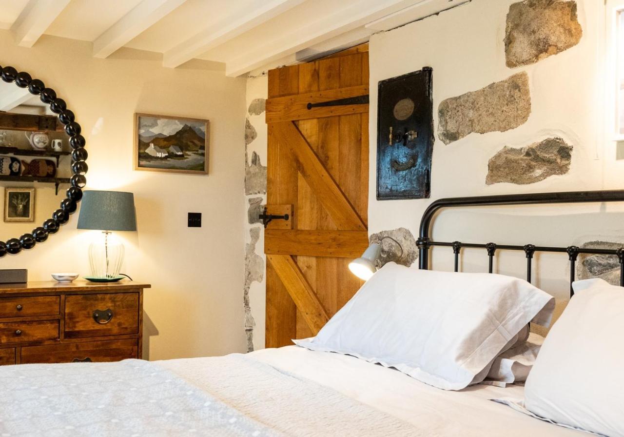 Bwthyn Capten - A Charming Cottage For Up To 6 Нюпорт Екстериор снимка